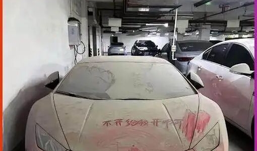 大城市里的 “沉睡铁骑”：一年只开两次的“僵尸车”，为何成了年轻人的 “不动产”？