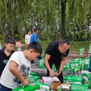 “你就说咱河南人中不中吧！”外地货车侧翻，一帮人围着司机买货塞钱 ...