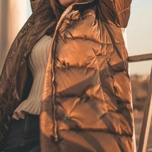 中产不买加拿大鹅了，却排队买2万元Moncler羽绒服