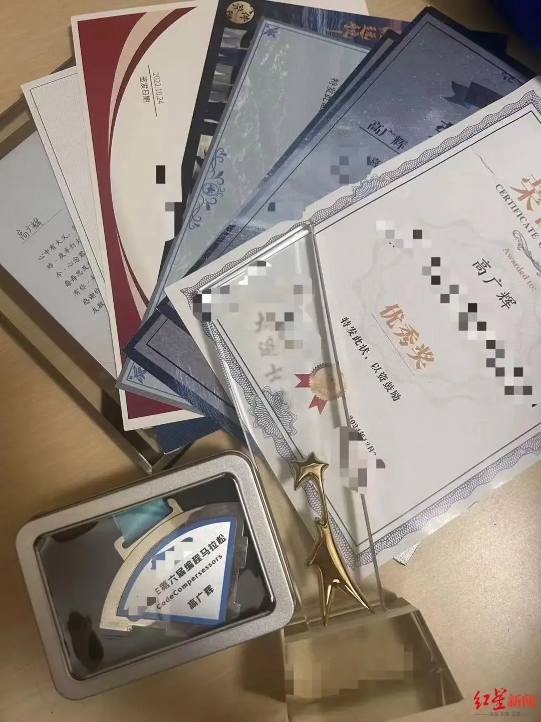 河南32岁程序员周末晕倒后猝死：抢救期间曾被拉入工作群，死亡后还收到工作消息，工伤申请已被受理