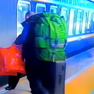 “一年两箱油”司机春节返乡记：当牛鬼蛇神涌上高速，春运安全如何守护？