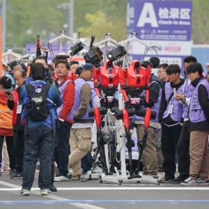 人形机器人半马前三均打破人类世界纪录，工程师：不意外，很激动